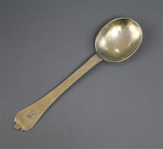 A late 17th/early 18th century silver gilt dog nose spoon, 18cm.